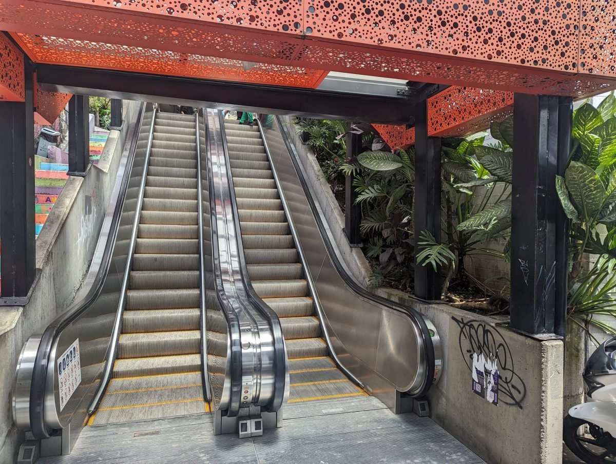 Ruchome schody pod pomarańczowym zadaszeniem w dzielnicy Comuna 13