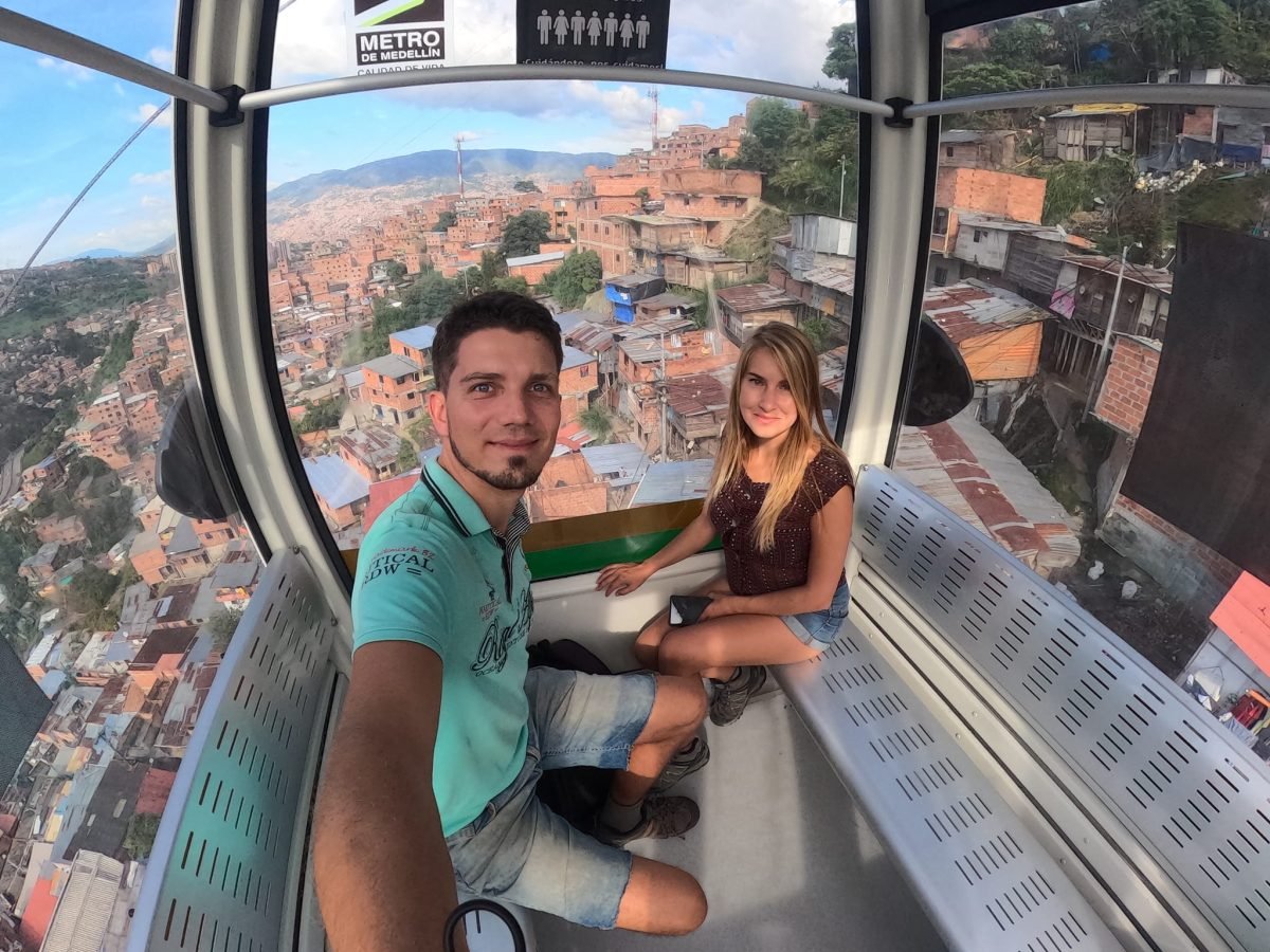 Maciek i Patrycja w wagoniku kolejki Metrocable nad dzielnicami Medellín
