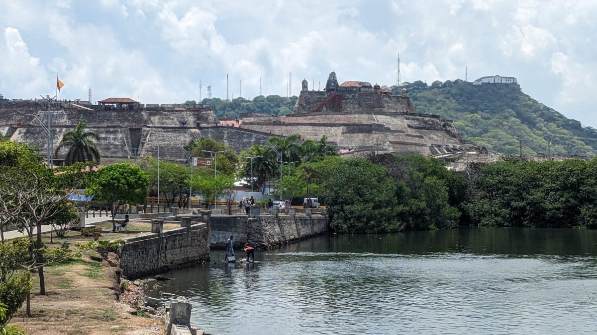 Fort Castillo San Felipe na wzgórzu widziany zza kanału w Kartagenie