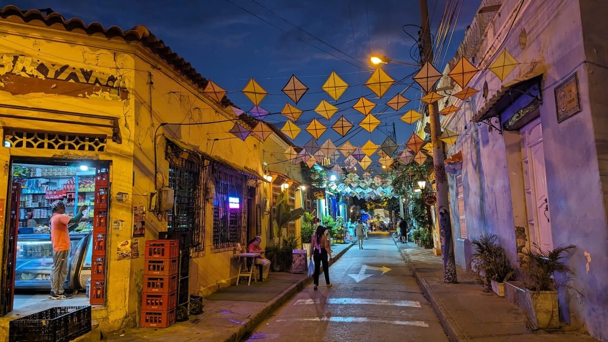 Uliczka w Getsemaní po zmroku z lampionami i oświetlonymi sklepikami
