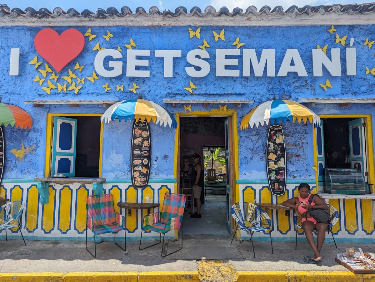 Niebieski budynek z napisem I love Getsemaní i kolorowymi parasolami w dzielnicy Getsemaní