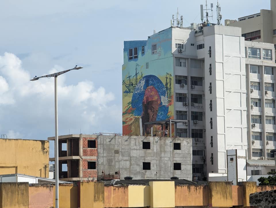 Wielki mural na ścianie bloku nad dachami Kartageny