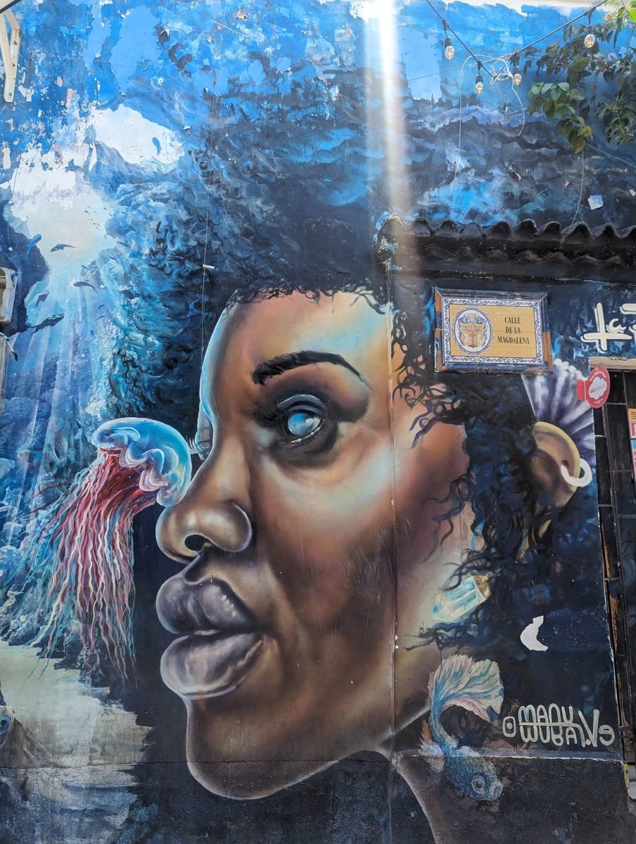 Mural z portretem kobiety na ścianie domu w Getsemaní