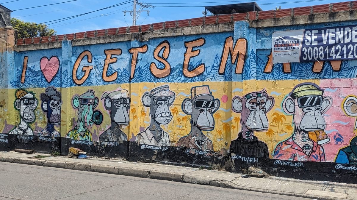 Długi mural z napisem I love Getsemaní i postaciami małp