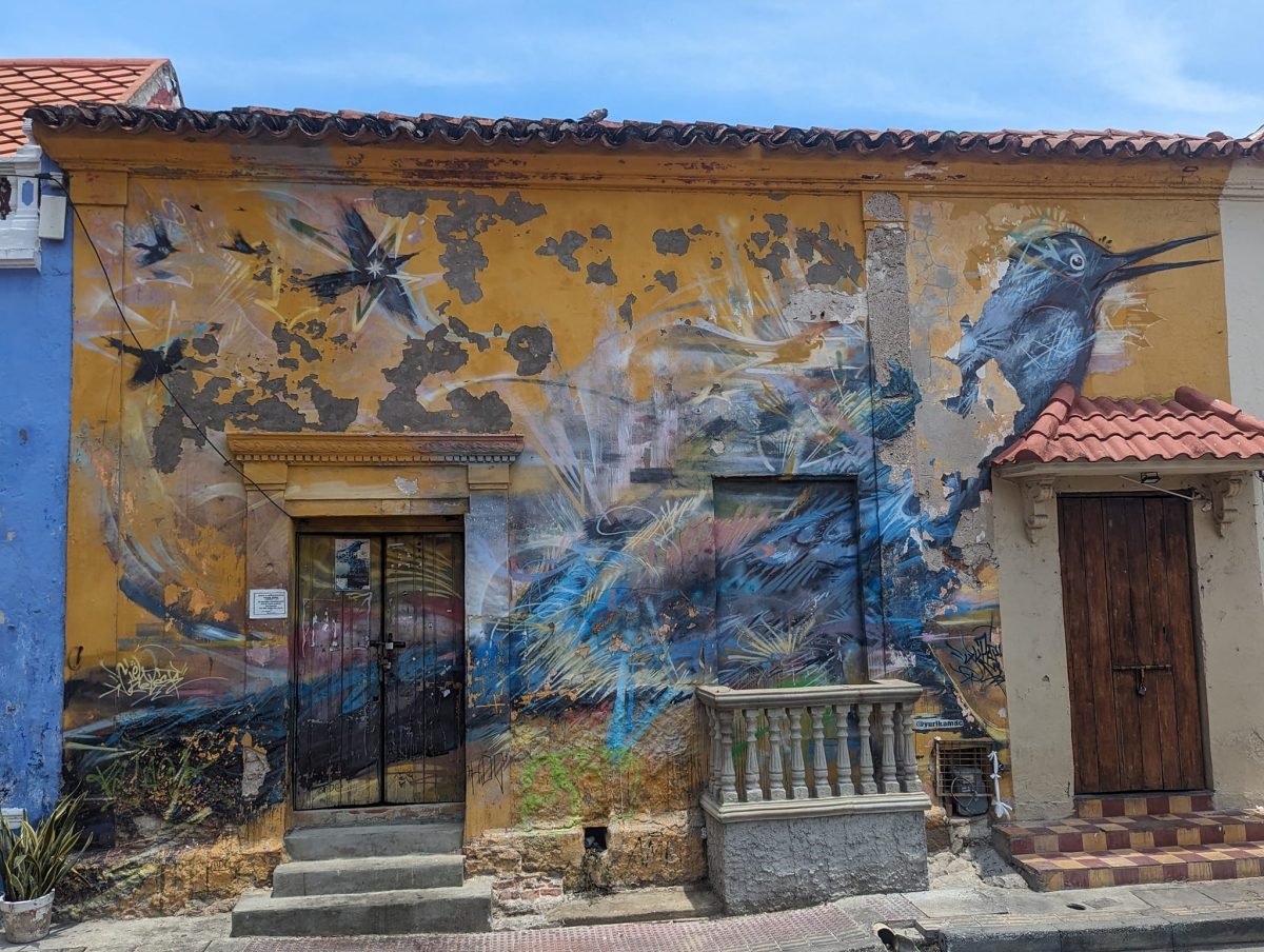 Mural z kolibrem na ścianie starego domu w Getsemaní