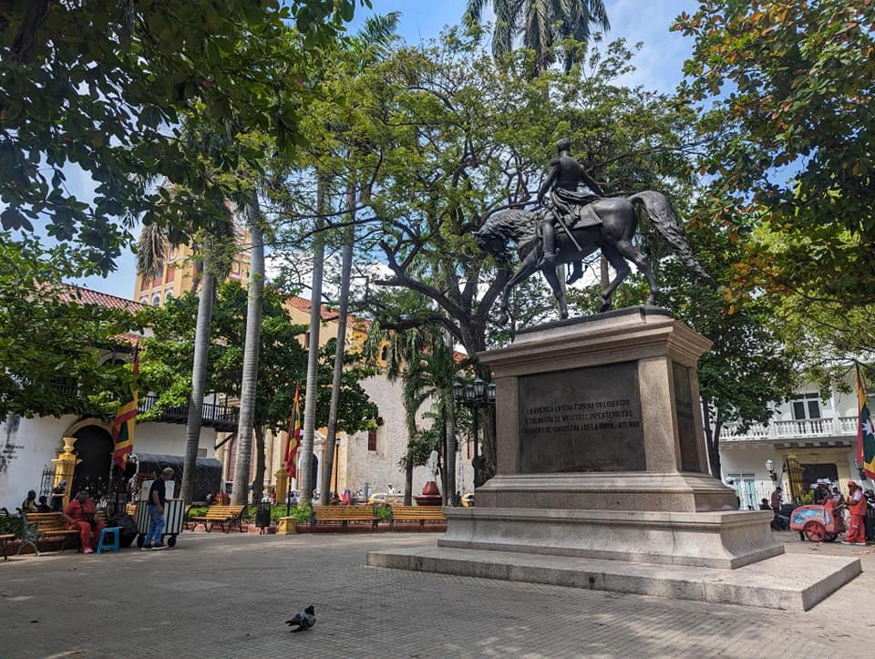 Pomnik konny Simóna Bolívara wśród palm na Plaza de Bolívar w Kartagenie