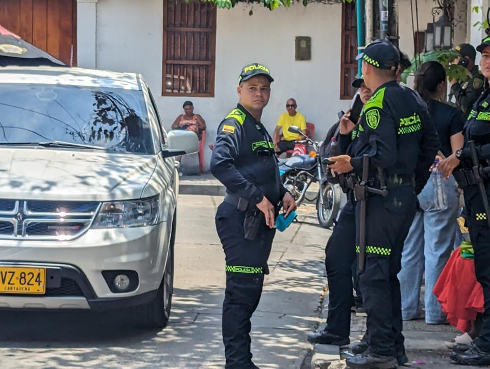 Patrol policji przy radiowozie na ulicy starego miasta w Kartagenie