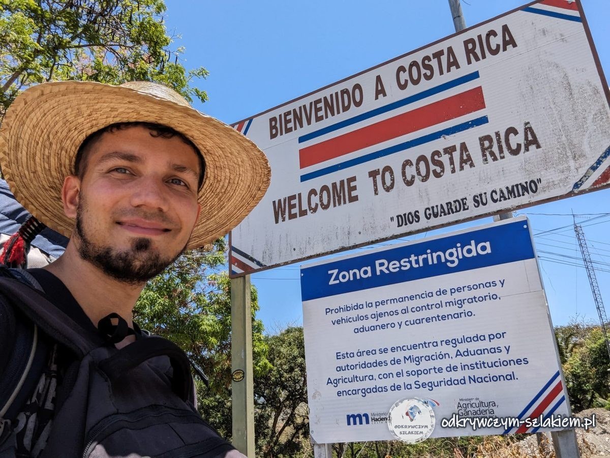 Maciek przy tablicy „Bienvenido a Costa Rica” na granicy z Nikaraguą
