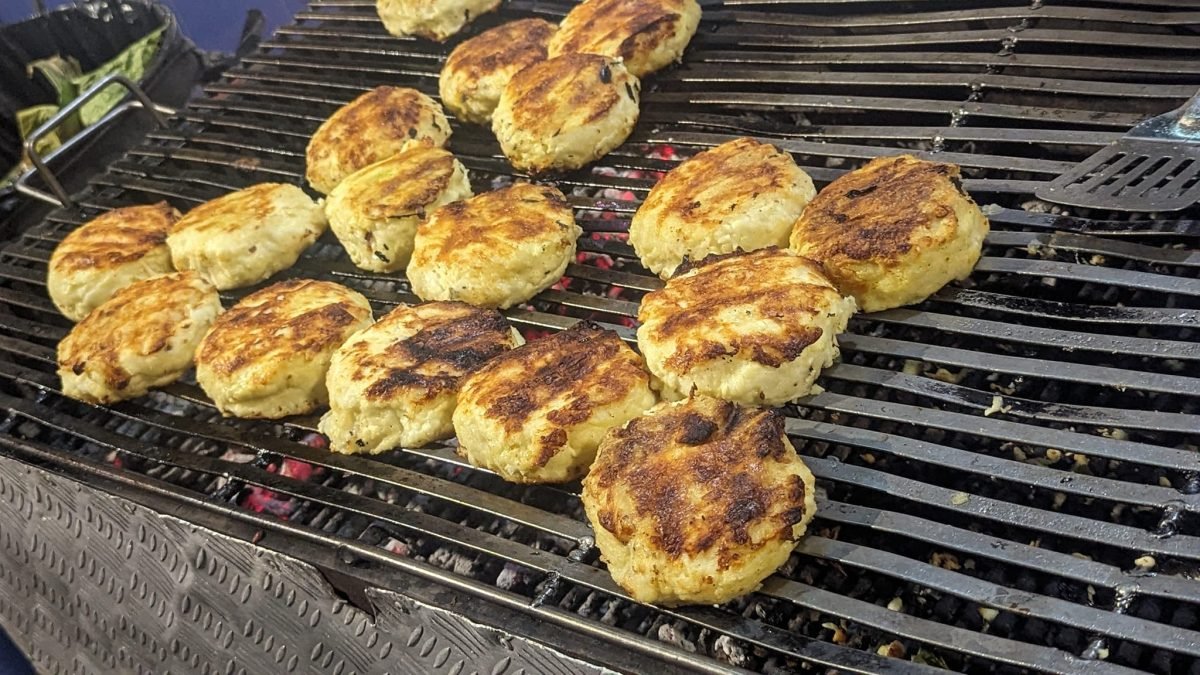 Arepy pieczone na ruszcie w ulicznym barze w Santa Marcie