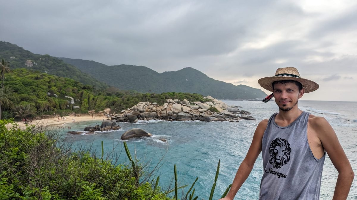 Maciek w kapeluszu na punkcie widokowym nad zatoką Cabo San Juan w parku Tayrona