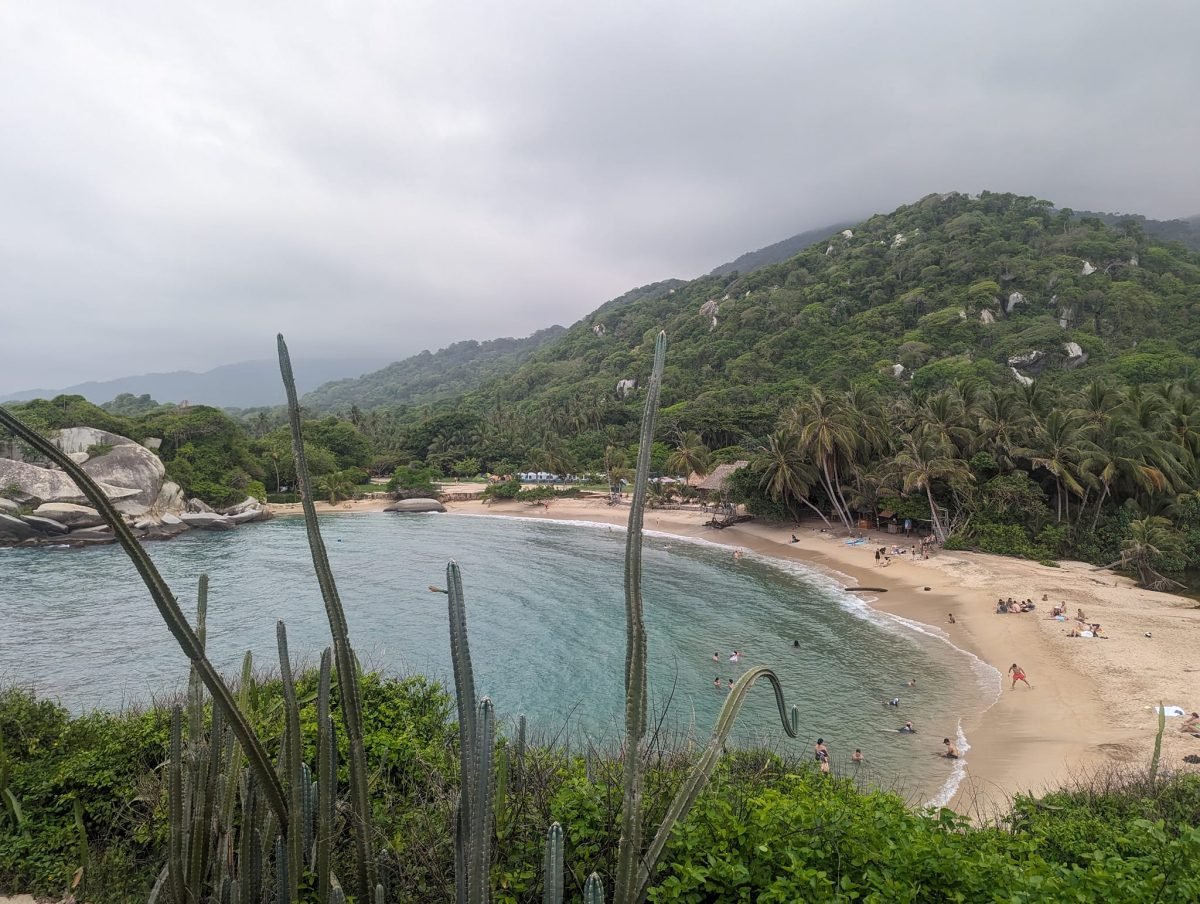 Zatoka Cabo San Juan w Parku Narodowym Tayrona – plaża, palmy i zielone wzgórza nad turkusową wodą