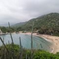 Zatoka Cabo San Juan w Parku Narodowym Tayrona – plaża, palmy i zielone wzgórza nad turkusową wodą