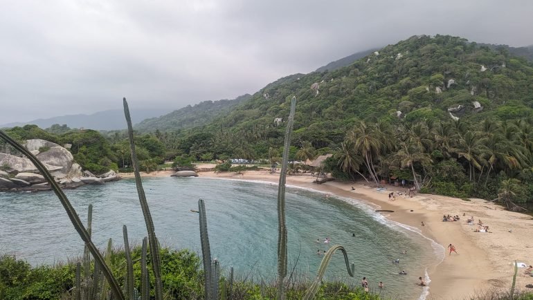 Zatoka Cabo San Juan w Parku Narodowym Tayrona – plaża, palmy i zielone wzgórza nad turkusową wodą