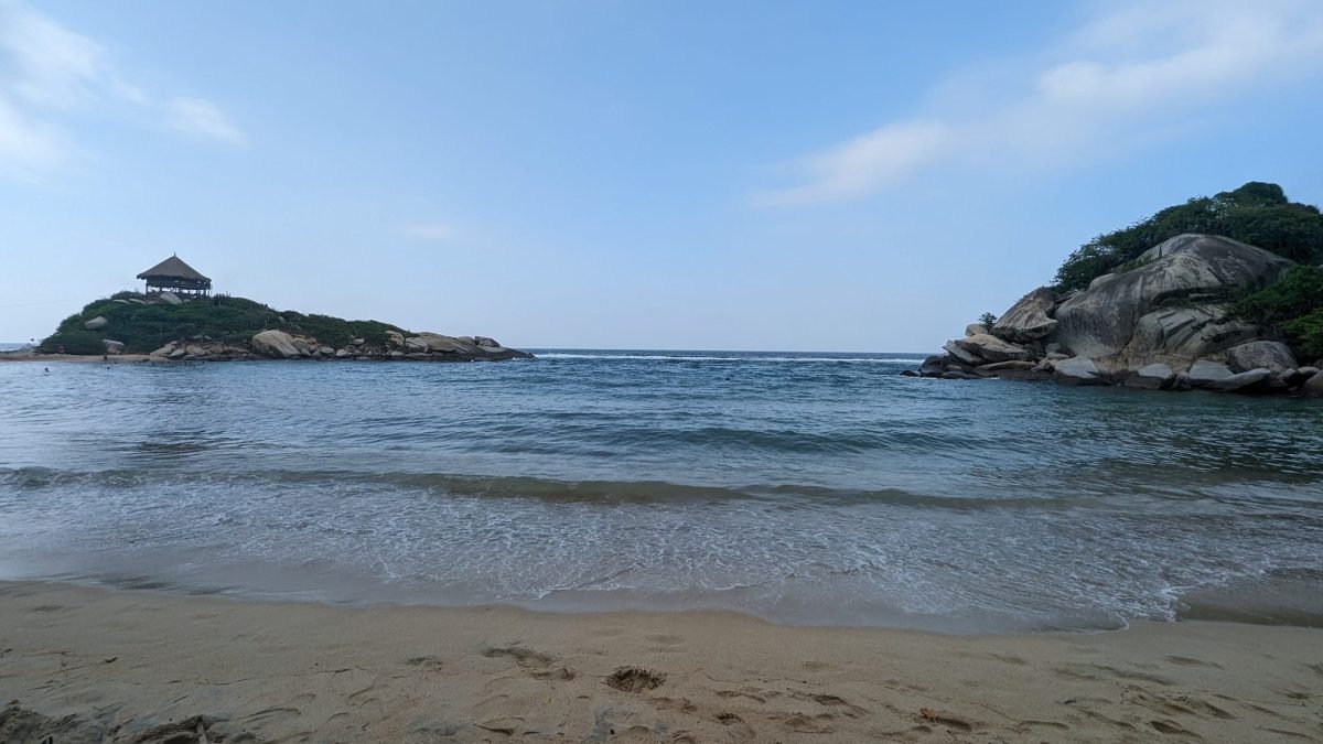 Skalisty cypel z drewnianą altaną nad plażą w Cabo San Juan