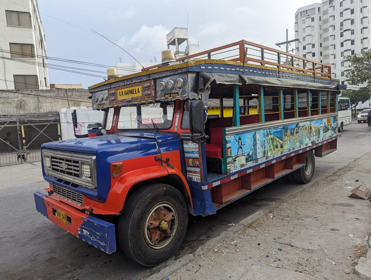 Kolorowy autobus chiva na ulicy w Rodadero w Santa Marcie