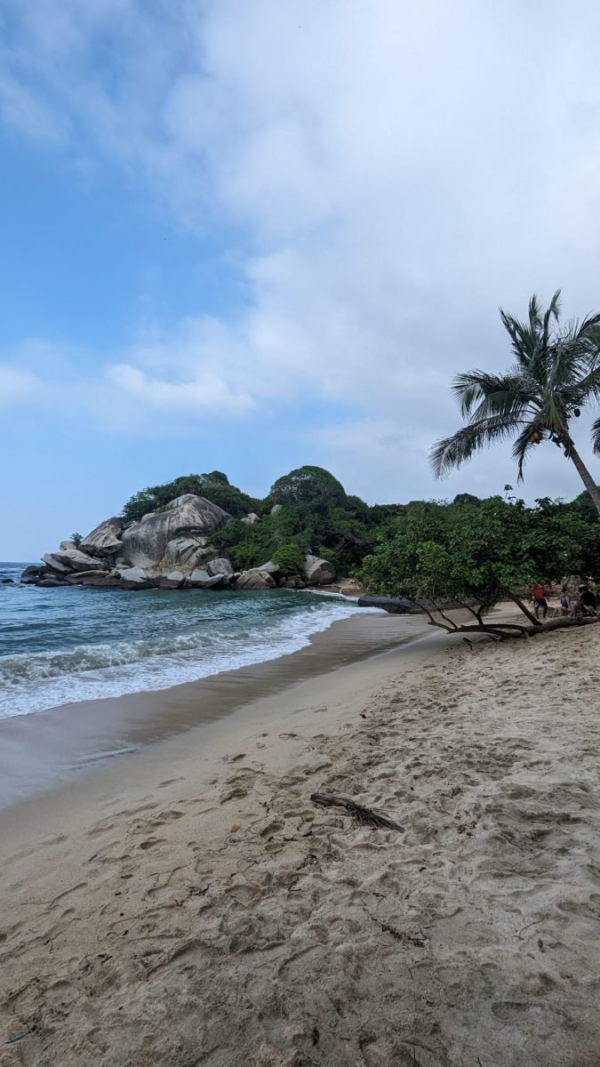 Plaża i skaliste wysepki w Cabo San Juan w parku Tayrona