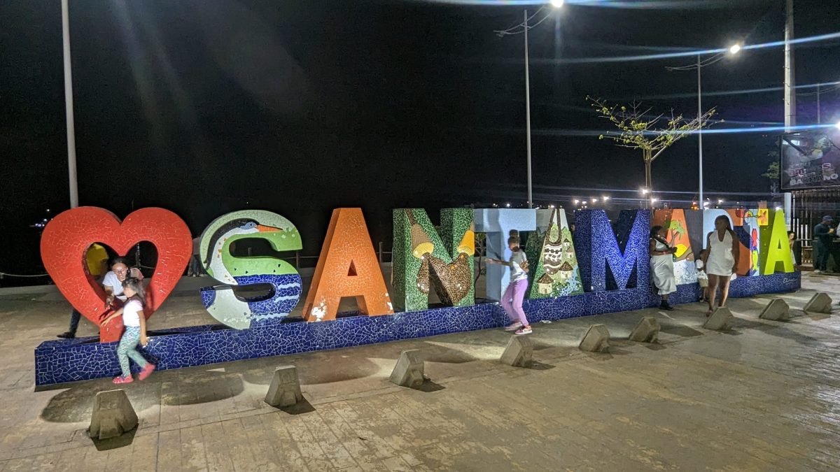 Kolorowy napis Santa Marta z sercem na placu wieczorem