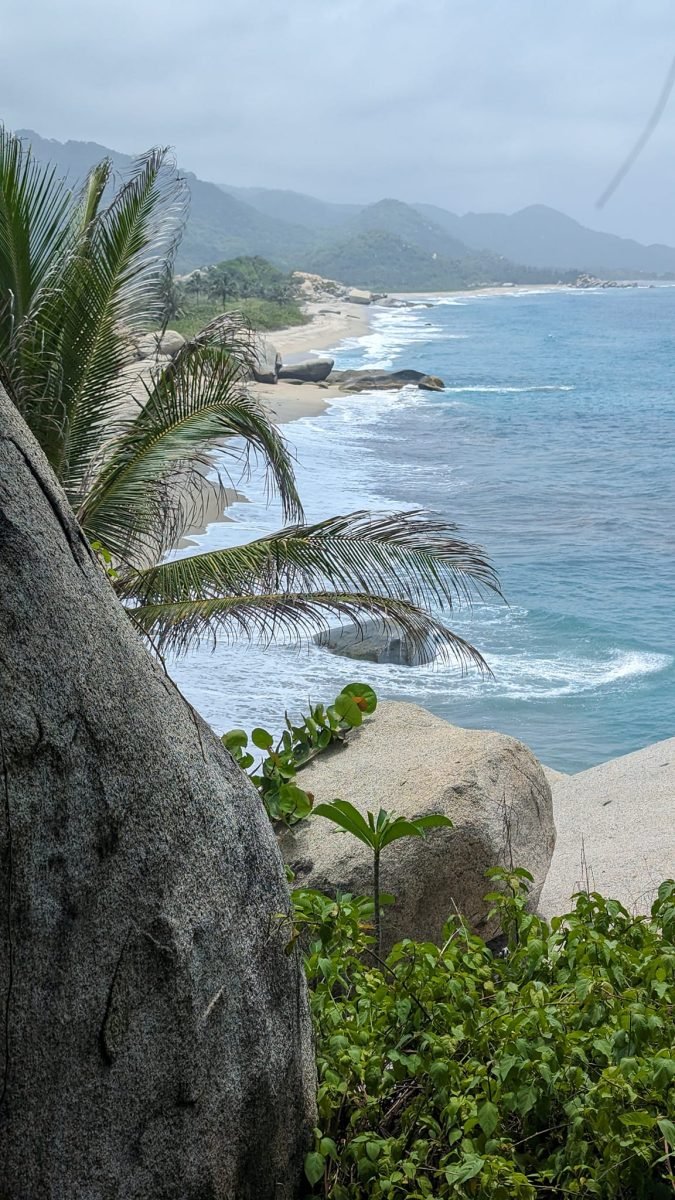 Widok z góry na fale i wybrzeże Parku Narodowego Tayrona