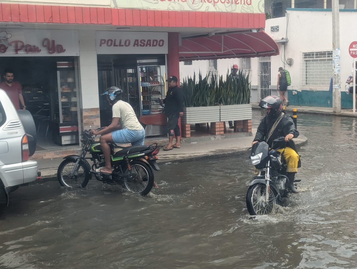 Motocykle przejeżdżające przez zalaną po ulewie ulicę w Santa Marcie