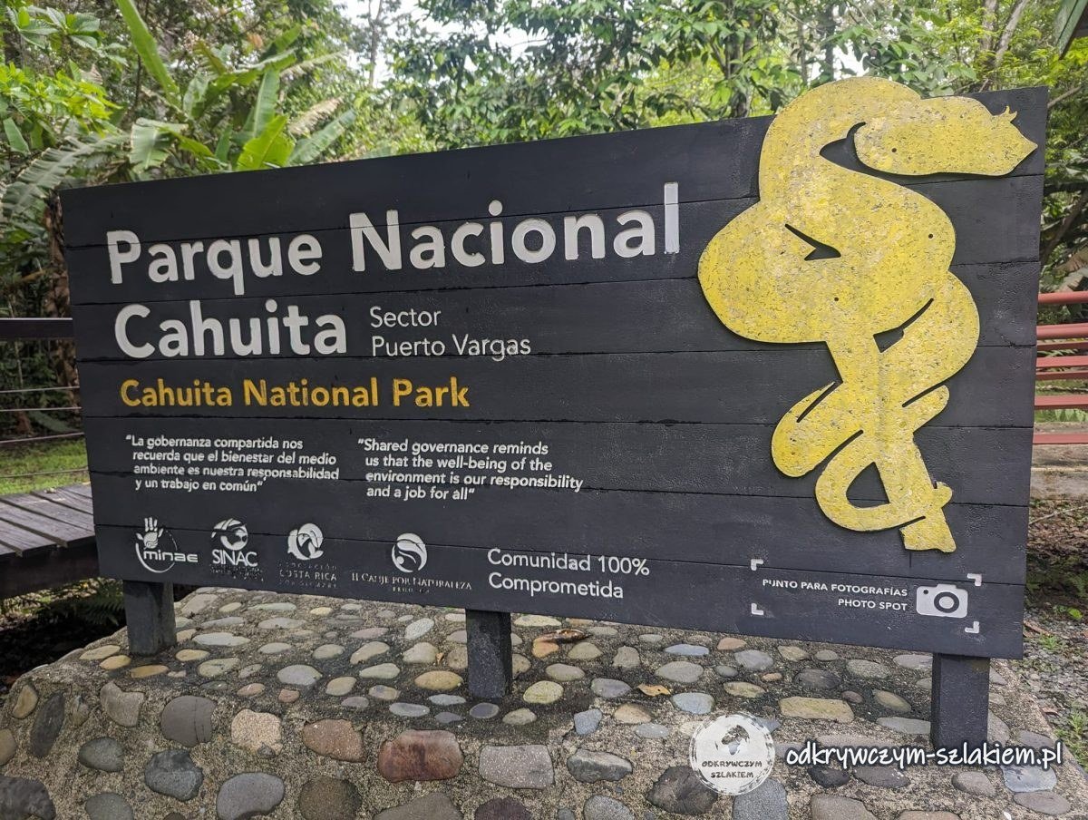 Tablica parku narodowego Cahuita w sektorze Puerto Vargas