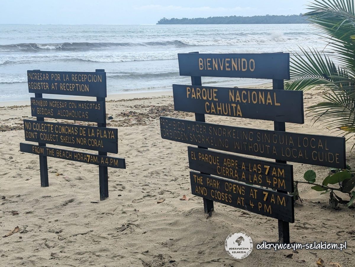 Tablice z godzinami otwarcia przy wejściu do parku narodowego Cahuita od strony plaży
