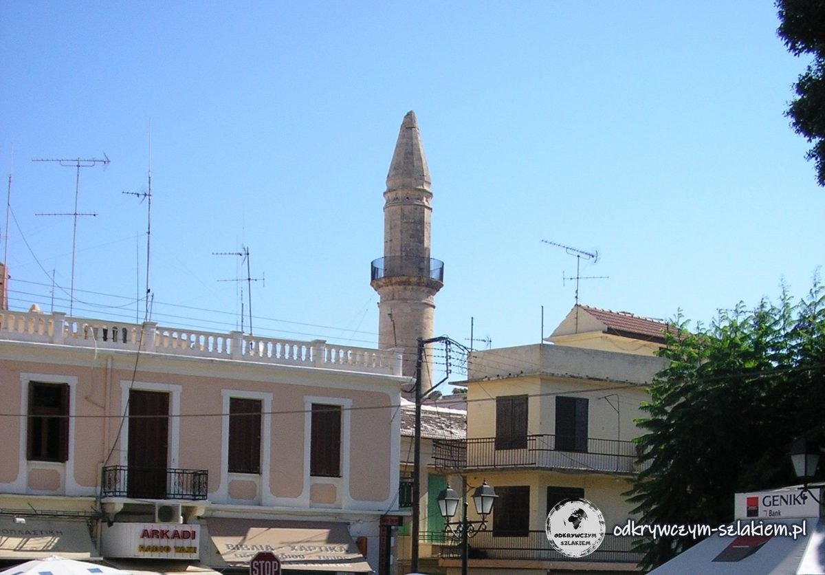 Minaret meczetu Neratze nad starym miastem w Retimnie