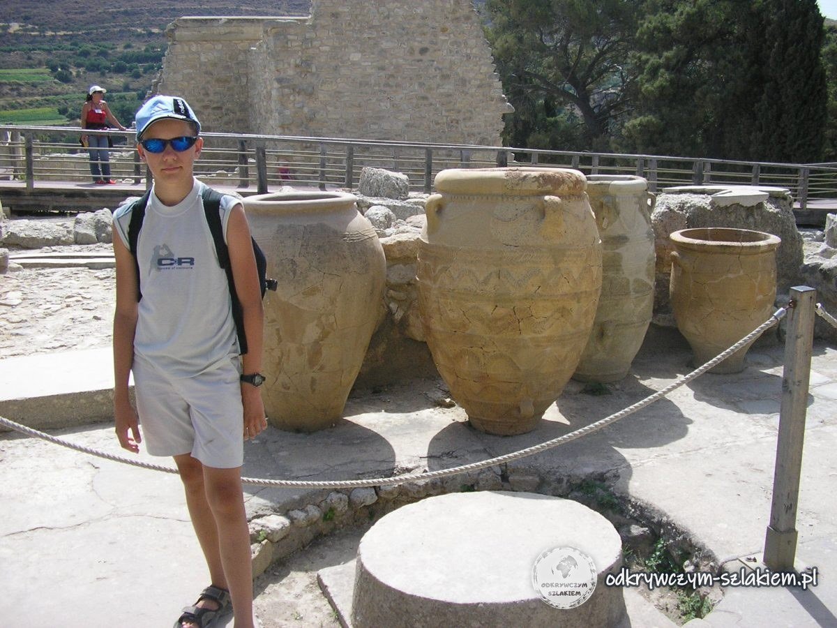 Wielkie minojskie gliniane pithoi do przechowywania zapasów w Knossos