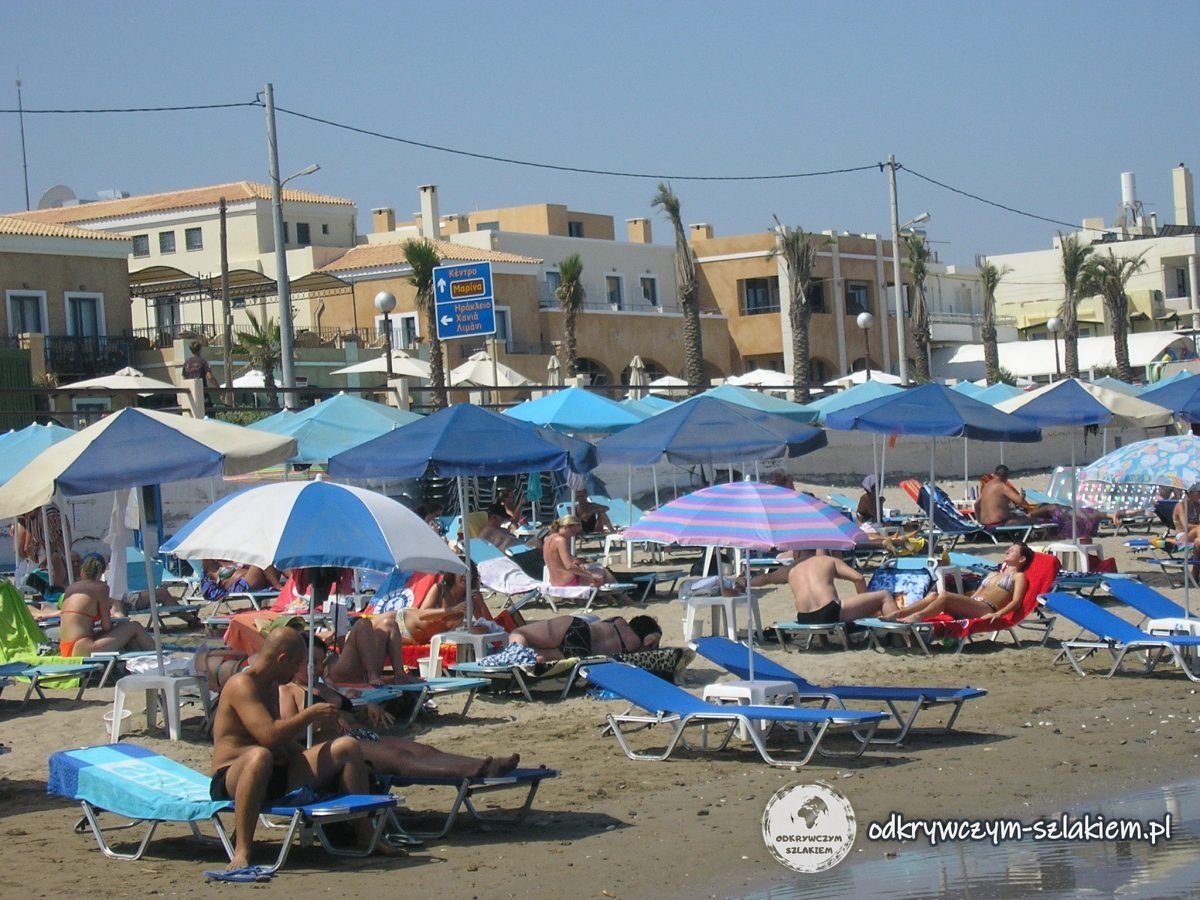 Parasole i leżaki na piaszczystej plaży w Retimnie