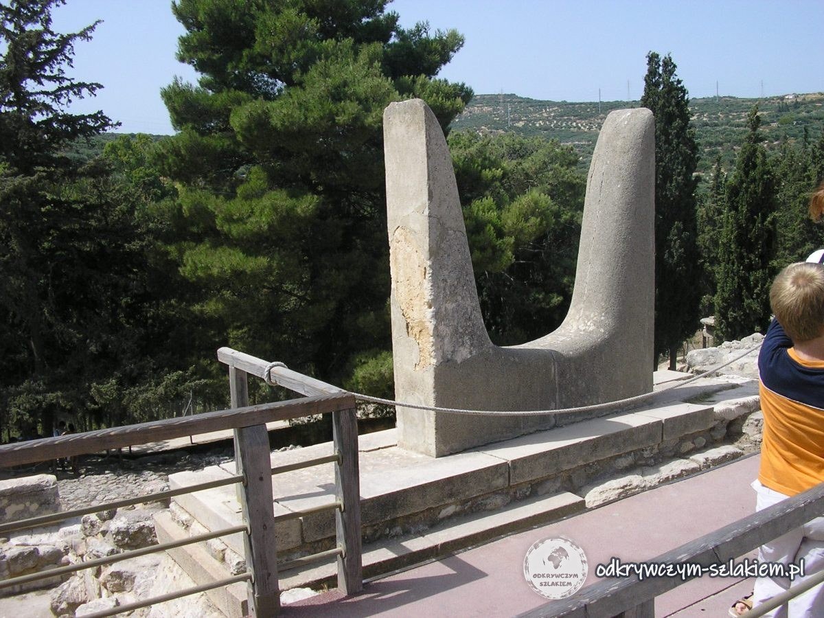 Kamienne rogi konsekracyjne w Knossos