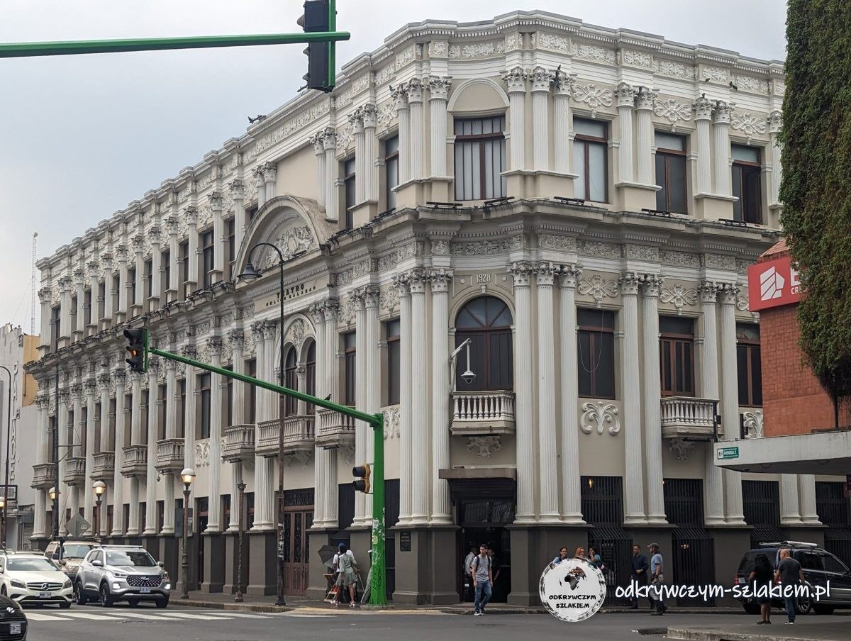 Biała, bogato zdobiona kamienica na rogu ulicy w centrum San José