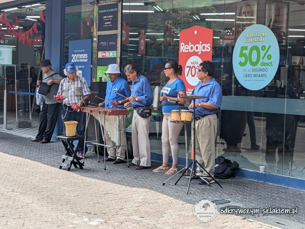 Uliczni muzycy grający na marimbie przed sklepem w centrum San José