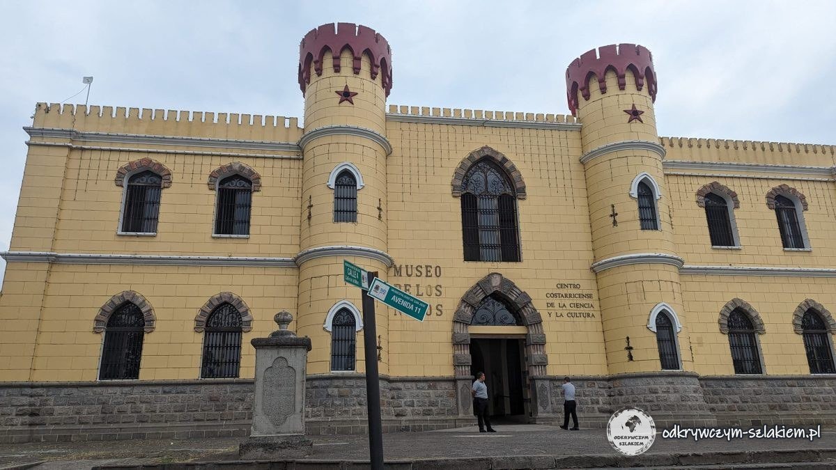 Żółty gmach z wieżami przypominający zamek – Museo de los Niños w San José