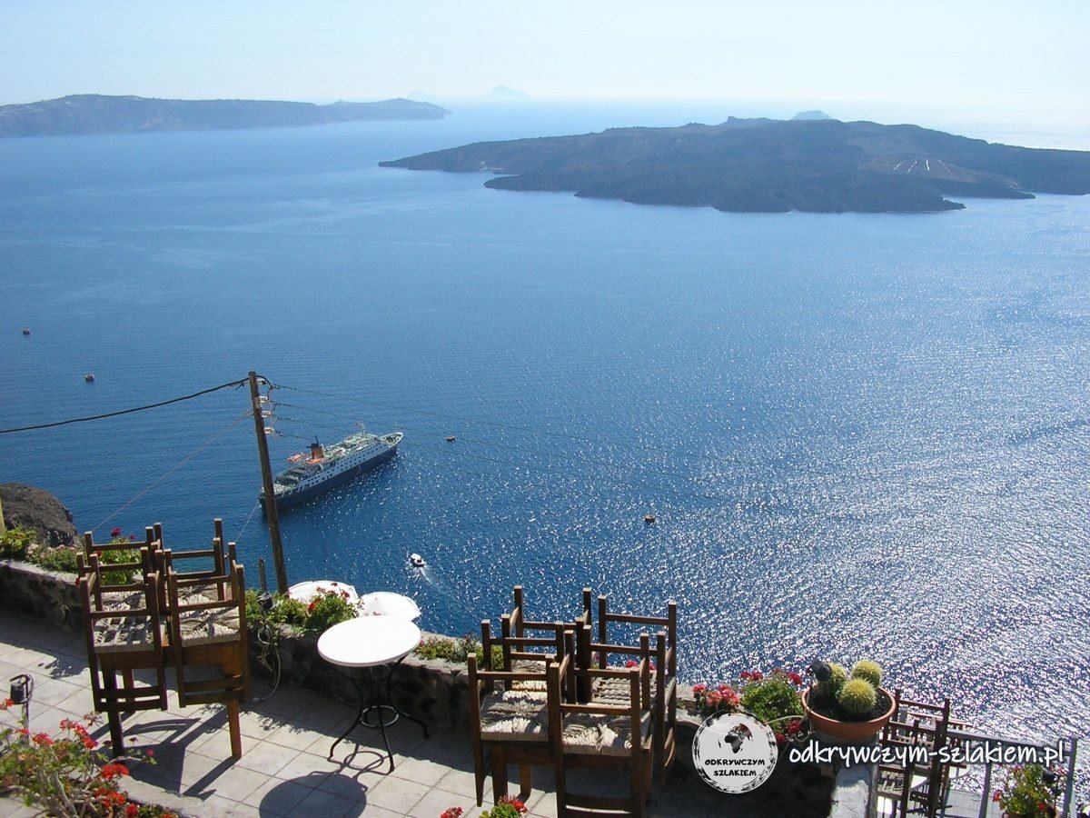 Wulkaniczna wyspa Nea Kameni w środku kaldery Santorini
