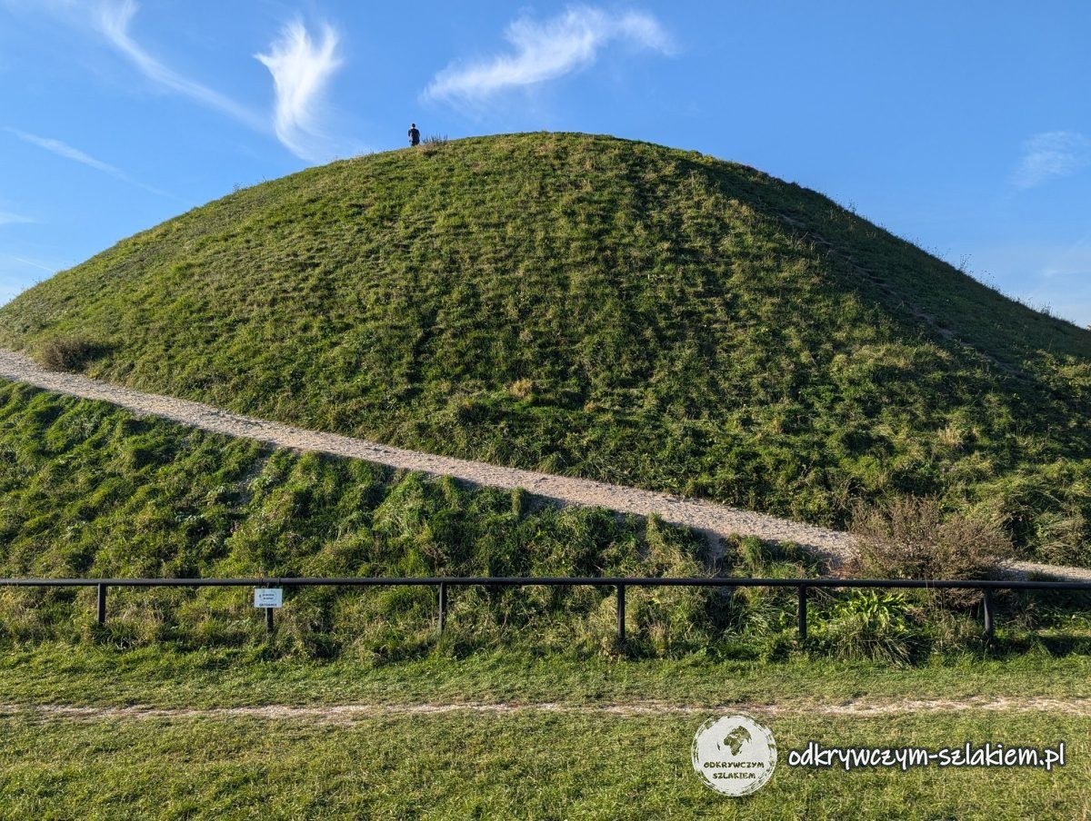 El túmulo de Krakus cubierto de hierba con el sendero hacia la cima