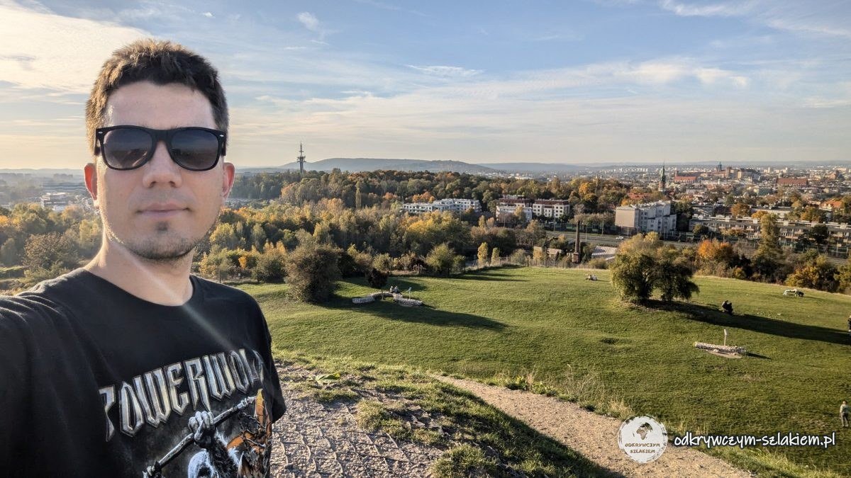 Maciek con gafas de sol en el túmulo de Krakus, con la panorámica de Cracovia detrás
