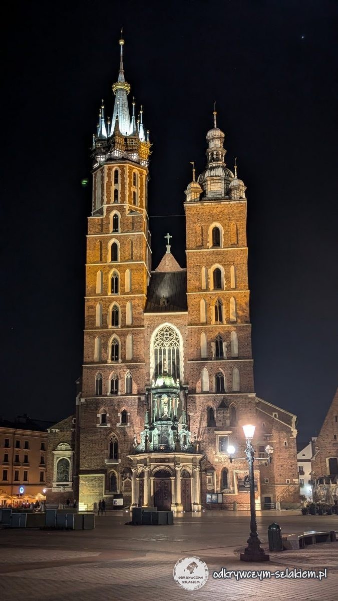 La basílica de Santa María de Cracovia con sus dos torres de noche