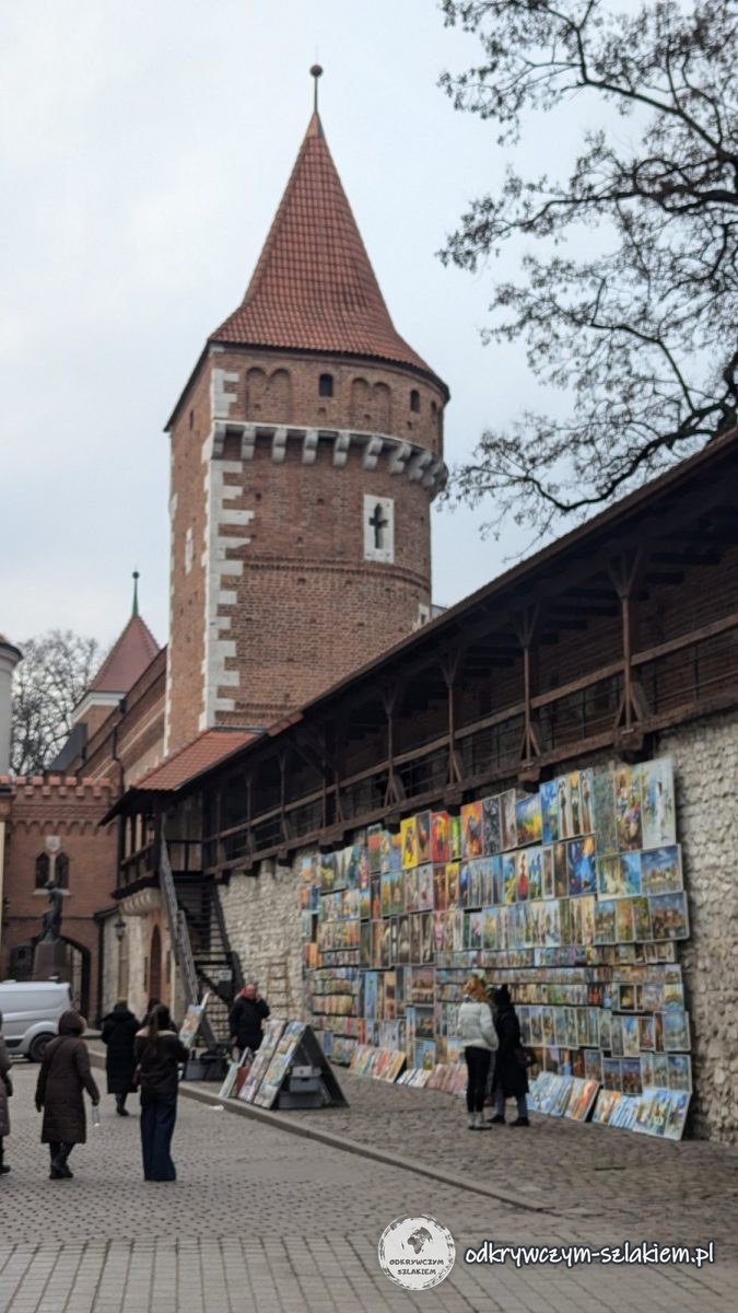Una torre y la muralla junto a la Puerta de San Florián con cuadros a la venta