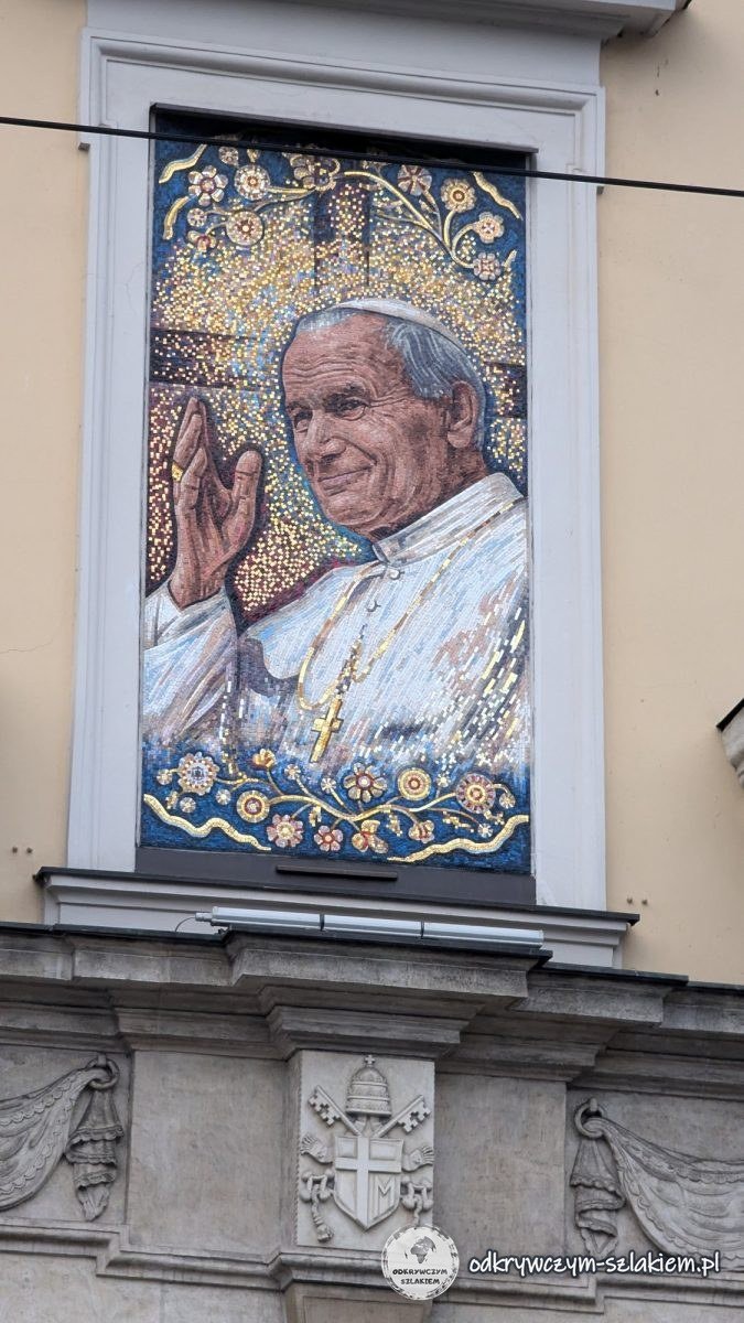 Un mosaico de Juan Pablo II en la Ventana Papal sobre la puerta del Palacio Episcopal de Franciszkańska 3