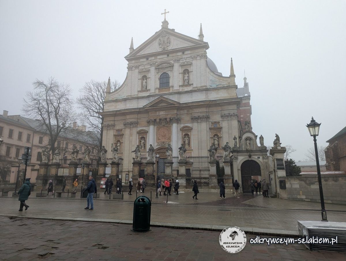 La fachada barroca de la iglesia de San Pedro y San Pablo en la calle Grodzka de Cracovia