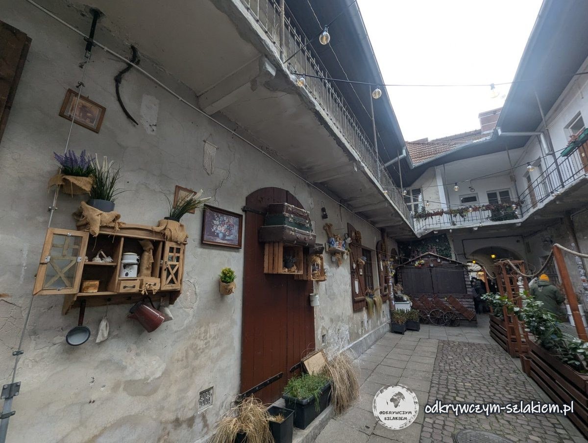 El patio de la calle Józefa 12 en Kazimierz con galerías de madera y adornos