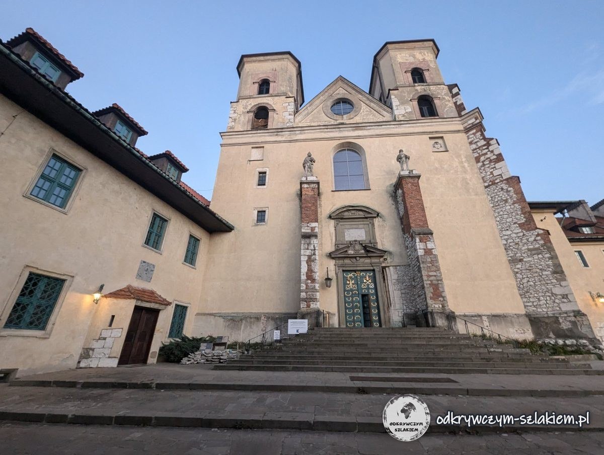 La fachada de la iglesia de la abadía benedictina de Tyniec al anochecer