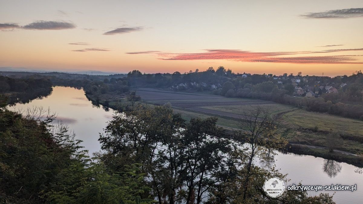 Un meandro del Vístula y campos al atardecer, vistos desde la abadía de Tyniec