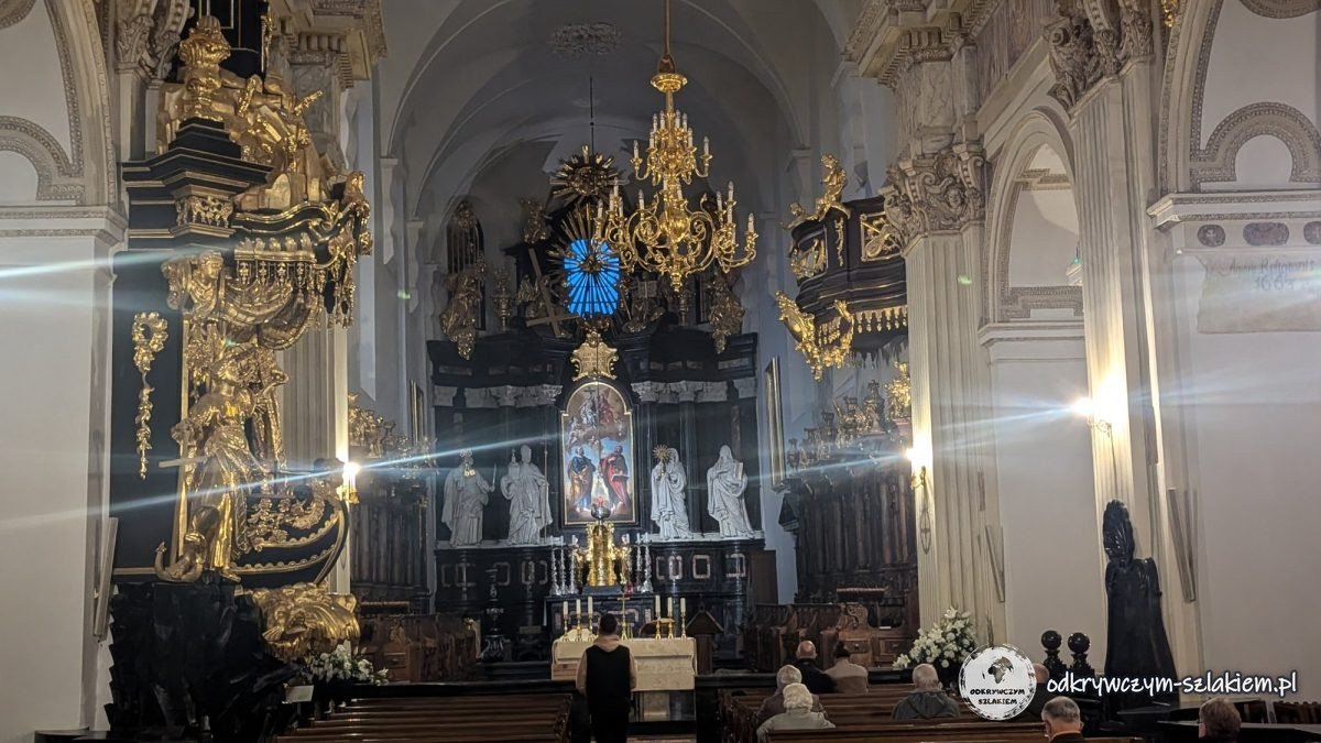 El interior barroco de la iglesia de la abadía de Tyniec con su altar dorado