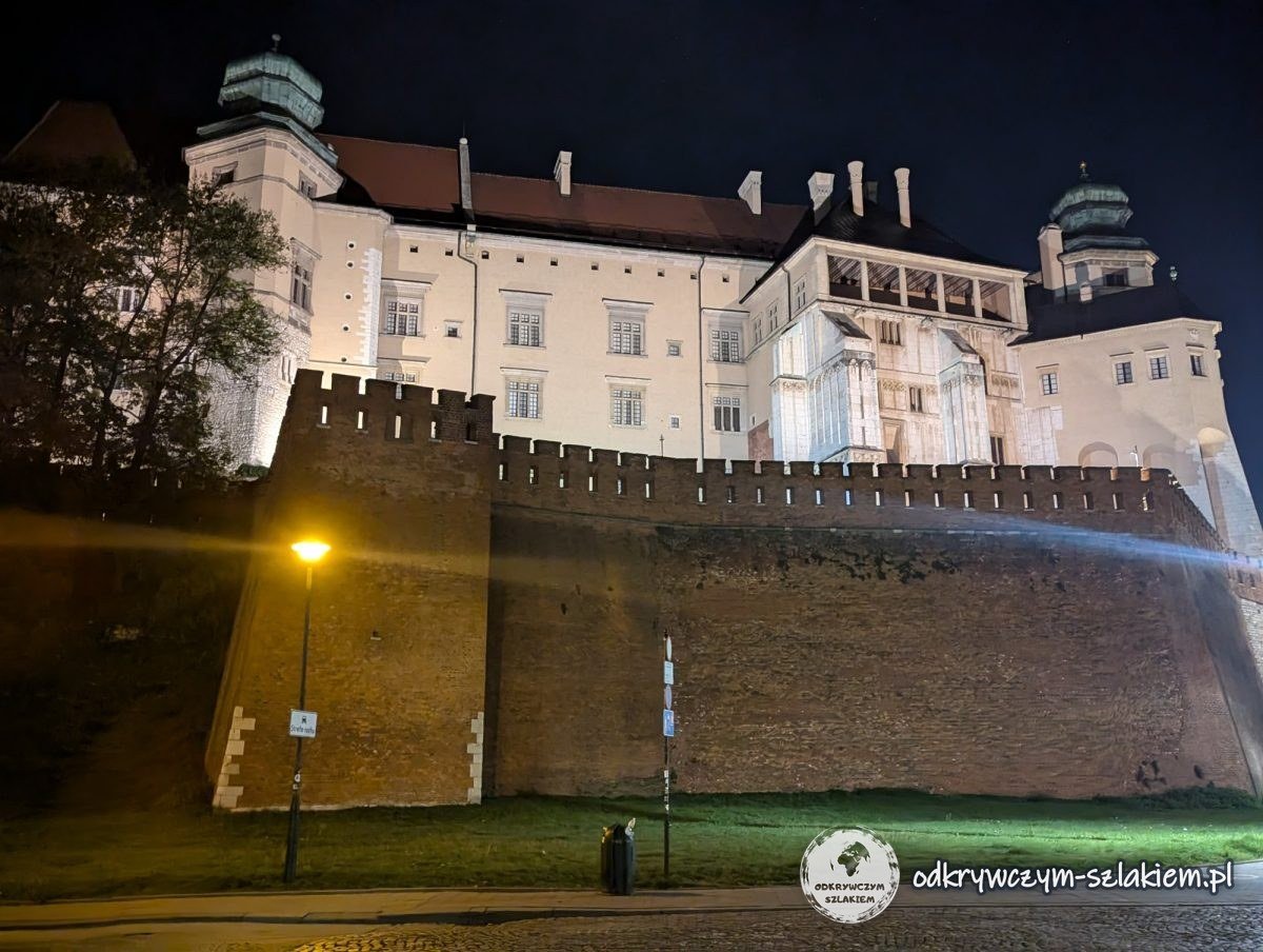 Las murallas iluminadas y el Castillo Real de Wawel de noche
