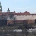 Der Wawelhügel mit Schloss und Kathedrale über der Weichsel, vom anderen Ufer an der Dębnicki-Brücke im Februar gesehen