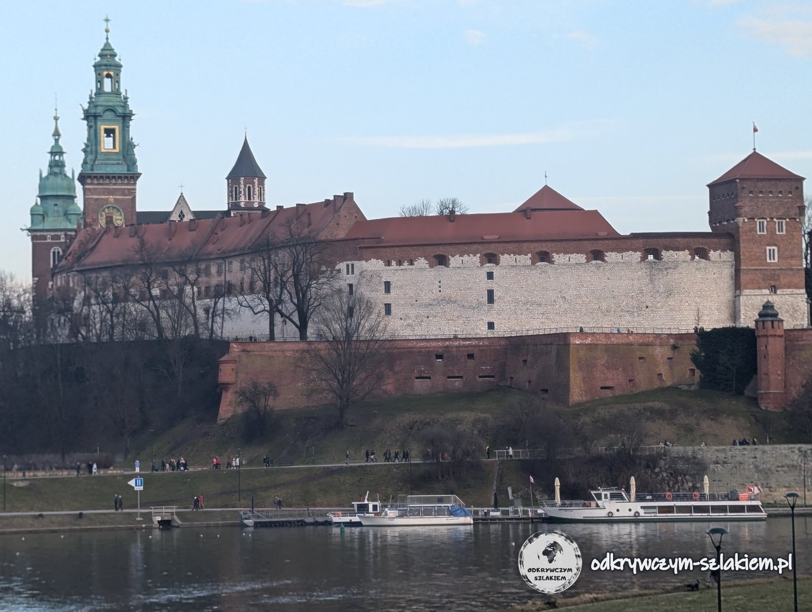 La colina de Wawel con el castillo y la catedral sobre el Vístula, vista desde la otra orilla junto al puente Dębnicki en febrero