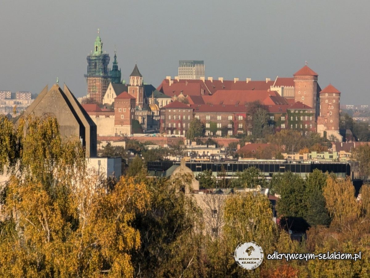 El Wawel visto desde las inmediaciones de Zakrzówek sobre árboles otoñales