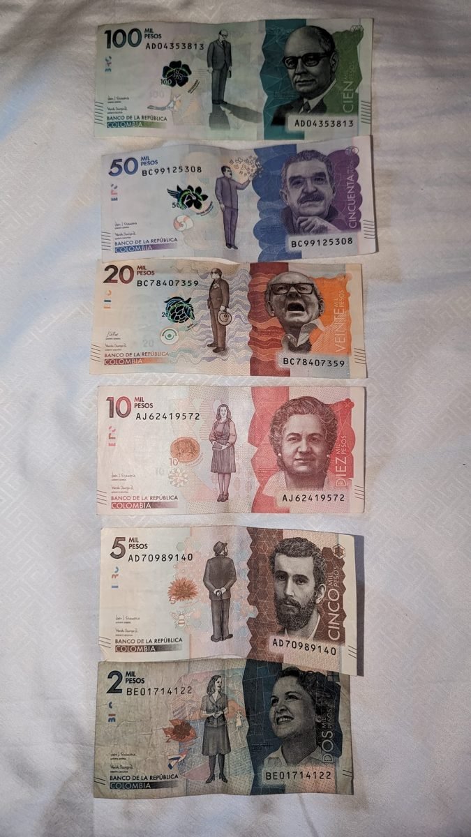 Kolumbijskie banknoty różnych nominałów ułożone jeden pod drugim