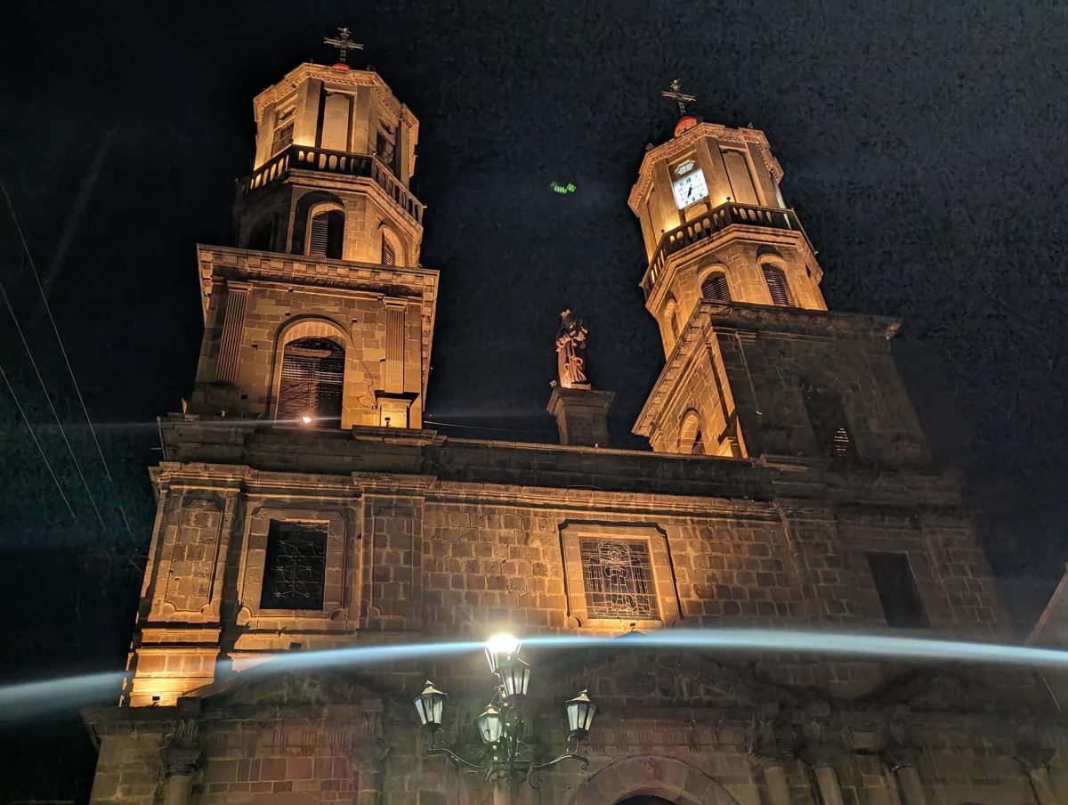 Podświetlona nocą kamienna katedra Santa Cruz z dwiema wieżami w San Gil