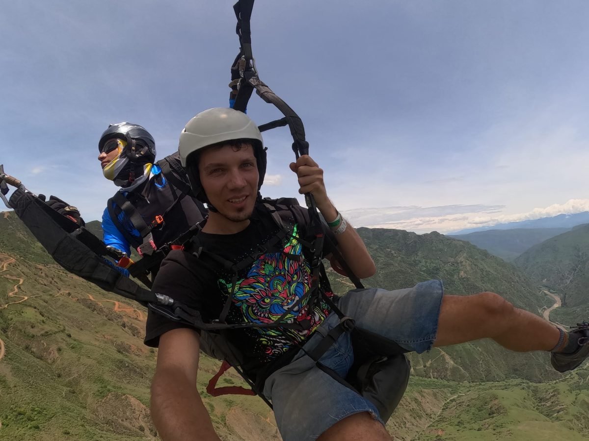 Maciek z instruktorem w powietrzu, w dole kanion Chicamocha i rzeka